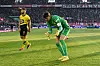 Gregor Kobel hilft die Schokotaler vom Spielfeld zu entfernen
