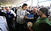 Yussuf Poulsen schreibt Autogramme