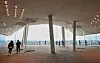 Besucher spazieren auf der Plaza der Elbphilharmonie.