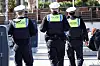 Polizeibeamten gehen am Jungfernstieg an der Binnenlaster Streife