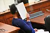 Der Angeklagte sitzt vor Beginn der Verhandlung in einem Sitzungssaal im Strafjustizgebäude.