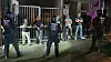 Essen: Polizisten bewachen Mitglieder einer der beteiligten Gruppen. In der Nacht zum Samstag gab es dort eine Massenschlägerei.