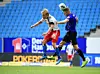 Bielefelds Amos Pieper setzt sich im Kopfballduell gegen Joel Pohjanpalo durch.