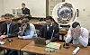 Die Angeklagten Pavlo R. (2. v.l.) und Bedran K. (r.) mit ihren Verteidigern.