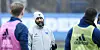HSV-Trainer Daniel Thioune appelliert an seine Profis. Er fordert Konzentration bis zum Ende der Nachspielzeit.