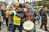 Verkleidet als Rattenfänger: Martin Hamborg (65, l.) aus Poppenbüttel und Kalle Stolz (67) aus Sasel warnen vor rechter Propaganda.