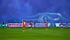 Blauer Rauch steht im Anschluss der Schalker Choreo über dem Spielfeld