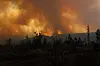 Rauchwolken steigen aus dem Wald bei einem schweren Brand. Tausende Hektar sollen im südamerikanischen Land von Flammen betroffen sein.