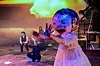 Eine Schauspielerin trägt in einer Szene des Stücks „Oklahoma“ eine Maske.
