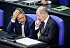 Wirtschaftsminister Robert Habeck (Grüne, l.) im Gespräch mit Kanzler Olaf Scholz (SPD)