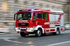 Symbolbild: Ein Feuerwehrauto mit eingeschaltetem Blaulicht fährt zum Einsatz.