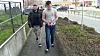 Einer der mutmaßlichen Drogendealer (r.) wird von einem Kripo-Beamten abgeführt.