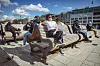 Ganz schön hoch! Die Sitzbänke am Jungfernstieg werden bis Ende Oktober noch tiefer gelegt.