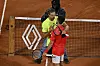 Alexander Zverev und Novak Djokovic umarmen sich