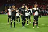 Die Frankfurter Mannschaft bedankt sich mit hängenden Köpfen für den Fan-Support.