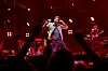 Sänger Max Giesinger singt vor tanzenden Fans auf der Bühne.