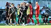 Trainer Fabian Hürzeler klatscht mit Marcel Hartel ab