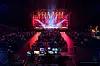 Nur ein paar hundert Zuschauer sitzen während des Livestreams in der sonst leeren Barclays Arena vor der Bühne.