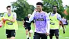 Joel Chima Fujita lächelnd auf dem Trainingslatz
