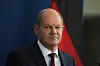 Scholz steht vor einer Deutschland-Fahne