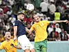 Vor ihrem Trikottausch trafen sich Olivier Giroud und Jackson Irvine zum Kopfballduell.
