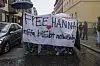 Demonstranten halten ein Schild mit der Aufschrift „Free Hanna, Antifa bleibt notwendig“ hoch.