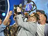 DSDS-Finale 2021: Sieger Jan-Marten Block stemmt seinen Pokal in die Höhe - kurz darauf ist der kaputt.