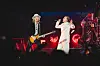 Marius Müller-Westernhagen und Gitarrist Brad Rice auf der Bühne der Barclays-Arena.