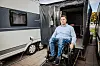 Sascha Kirchhecker (47) rollt die Rampe vor seinem Wohnwagen hinunter.