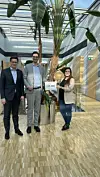 Sharon Uhlemann übergibt symbolisch den CDU-Politikern Johannes Steininger (li) und Sepp Müller die 169.000 Unterschriften aus ihrer ersten Petition auf „change.org“.