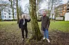 Anwohner Michael Seydel (l.) und Roland Lappin kämpfen für den grünen Hinterhof an der Dorotheenstraße.