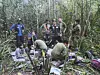 Auf diesem von der Pressestelle der kolumbianischen Streitkräfte veröffentlichten Foto kümmern sich Soldaten und indigene Männer um die vier Geschwister