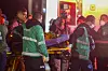 Sanitäter tragen einen der vier indigenen Kinder, die nach einem Flugzeugabsturz vermisst wurden, auf dem Militärflughafen in Bogota in einen Krankenwagen.
