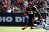 Joe Mixon lässt mit dem Ball in der Hand einen Gegner stehen.