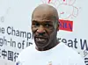 Mike Tyson schlägt zu.