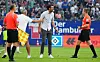 Jonas Boldt (HSV-Sportvorstand) und Schiedsrichter Robert Schröder