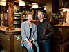 Die Schauspieler Franziska Weisz und Wotan Wilke Möhring sitzen während eines Fototermins zum NDR-Tatort 'Die goldene Zeit' zusammen.