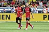 Jeremie Frimpong steht neben Alejandro Grimaldo während eines Spiels