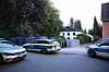 Polizeiwagen stehen vor dem Tatort in Niendorf.