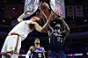 Joel Embiid im Zweikampf mit Victor Wembanyama