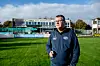 Gerhard Meyer steht vor einer zerstörten Turnhalle