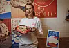 Eva Maria Asche (26) von „Bolle“ serviert ein Franzbrötchen-Panouzzo.