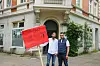 Saini (l.) und Ekan sind Mitglieder im Kulturverein Makas e.V. und setzen sich für seinen Erhalt ein.