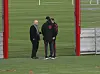 Uli Hoeneß spricht mit Thomas Tuchel im Bayern-Training