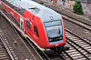 Eine regionalbahn fährt in den Hamburger Hauptbahnhof ein.