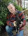 Christian Erdmann von der Wildtierstation mit Waldrapp