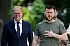 Scholz geht neben Selenskyj, der sich an die Brust fasst