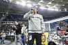 Immer mal wieder tritt die Band live im Volksparkstadion auf: Hier bekommt Sänger Michael Wendt Unterstützung vom Kollegen „Muchel“.