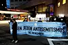 Teilnehmer einer Demonstration des Bündnis „Leipzig nimmt Platz“ stehen vor dem „Westin Hotel” Leipzig. Nach Antisemitismus-Vorwürfen haben sich am Abend Hunderte Menschen versammelt, um Solidarität mit dem Musiker Gil Ofarim und Jüdinnen und Juden in Deutschland zu zeigen.