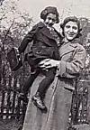 Margot Moritz, geb. 1925, hier mit ihrer jüngeren Schwester Lolli Katzenstein. Deportiert am 19. Juli 1942 nach Theresienstadt, 1944 in Auschwitz ermordet